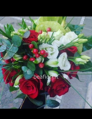 Bouquet assortito di fiori freschi colorati.