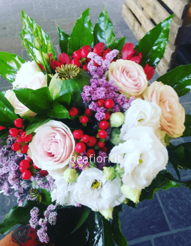Bouquet con fiori tendente al bianco e rosa