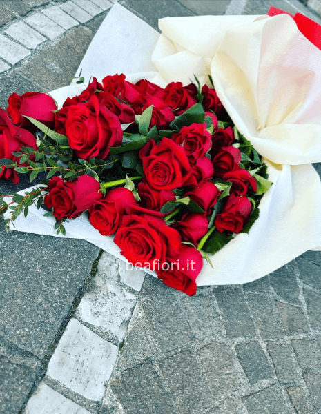 Mazzo allungato Rose rosse n.30