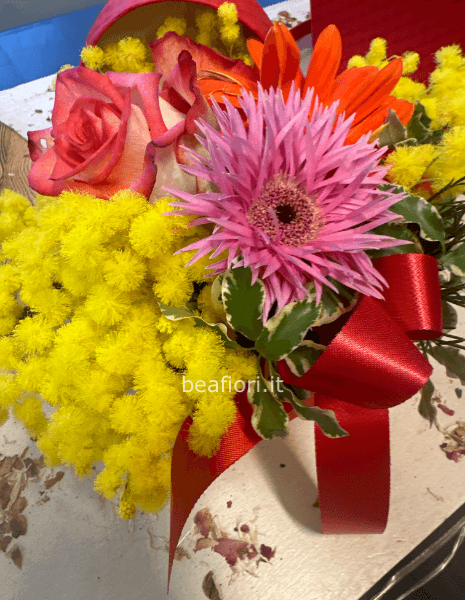 Box a cuore con mimosa