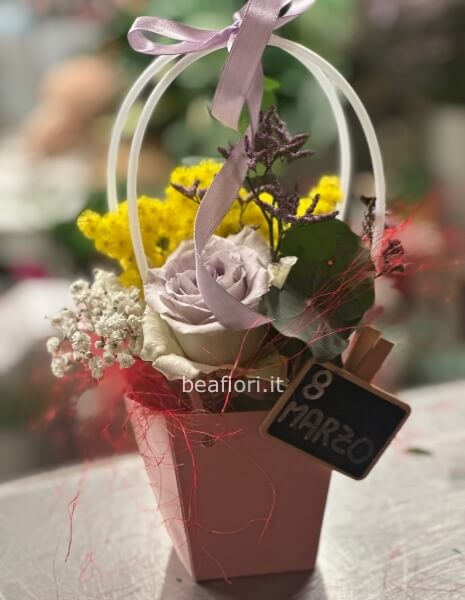 Borsetta fiorita con mimosa