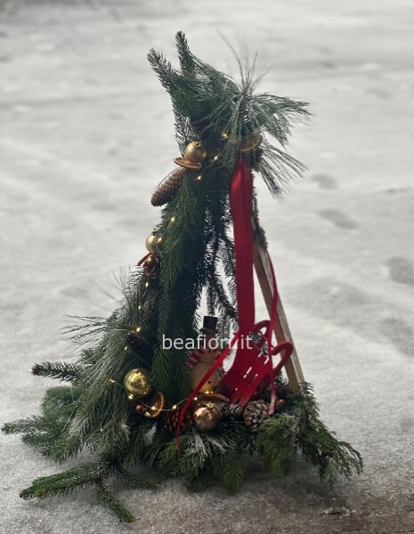 Albero di Natale con decorazioni e luci