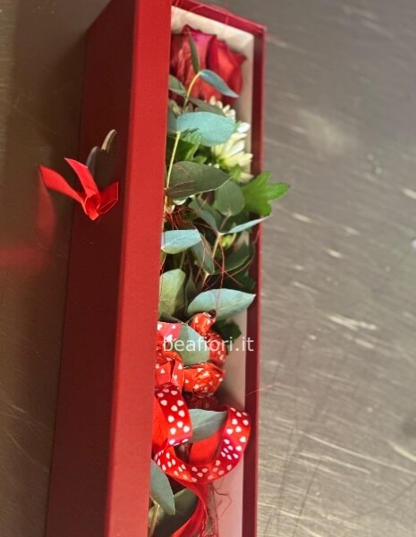 Scatola con rosa rossa prima scelta più complementi