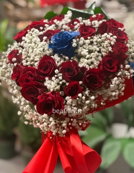 Cuore di rose rosse con al centro una rosa blu